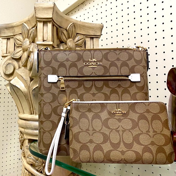 Coach Lgt Brwn w/ Wht File bag or Wristlet - Picture 1 of 1